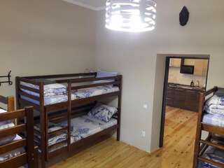 Хостелы SWEEThostel Винница Кровать в общем номере с 4 кроватями-70